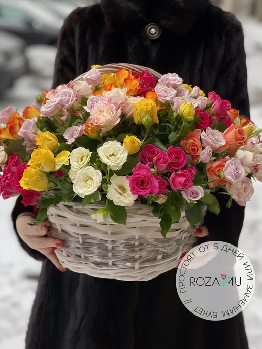 ROZA4U Букет живых цветов из разноцветных кустовых роз в корзине, белый