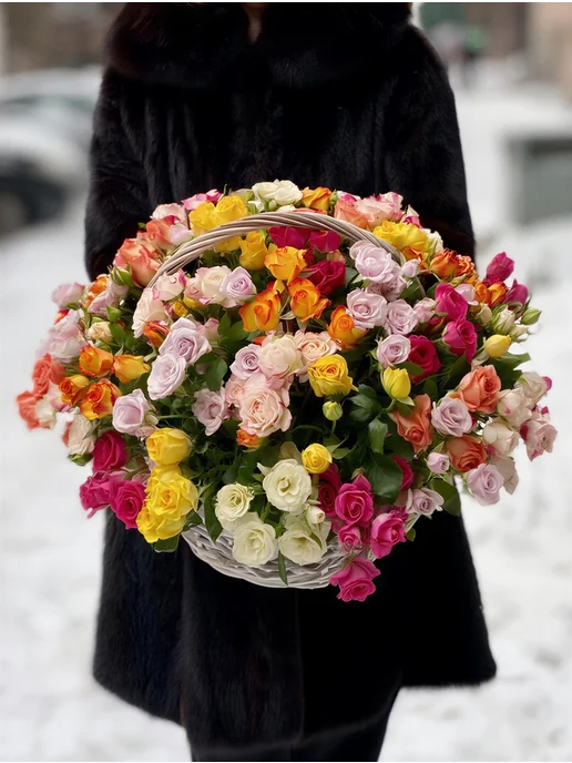 ROZA4U Букет живых цветов из разноцветных кустовых роз в корзине, белый, фото 3