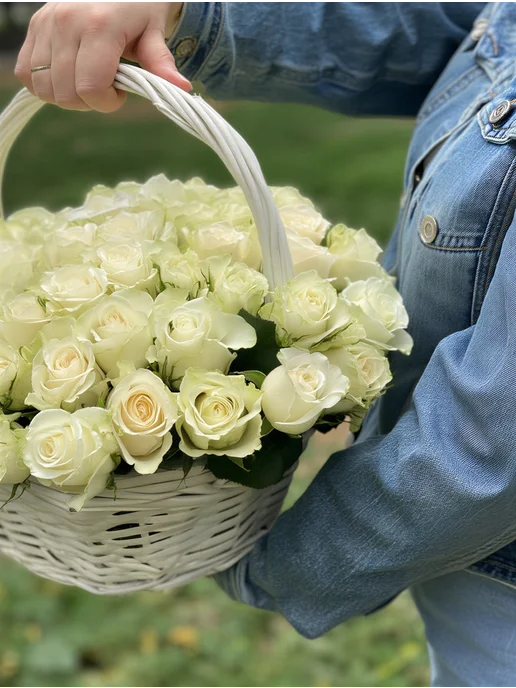 ROZA4U Букет живых цветов 51 красная роза в корзине, белый, фото 2