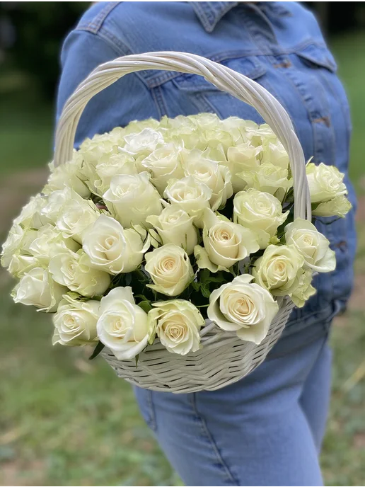 ROZA4U Букет живых цветов 51 красная роза в корзине, белый, фото 3