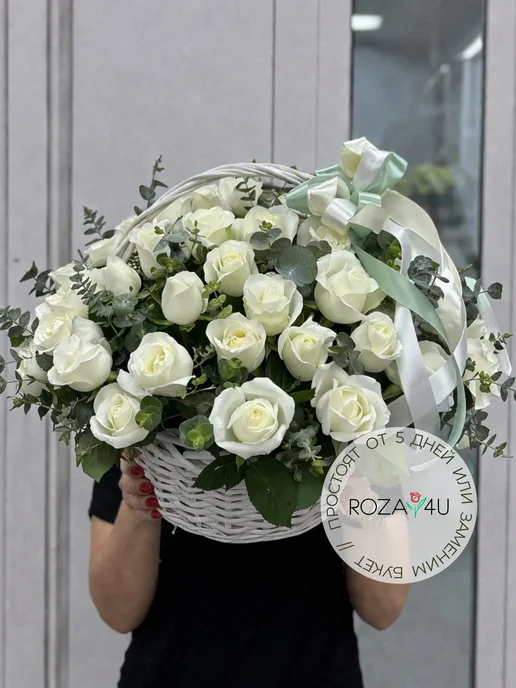 ROZA4U Букет живых цветов 45 белых роз корзине с эвкалиптом, белый