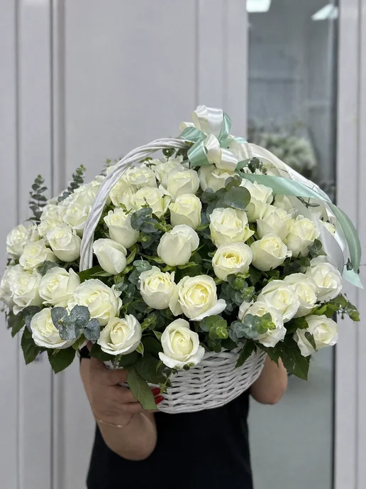 ROZA4U Букет живых цветов 45 белых роз корзине с эвкалиптом, белый, фото 2