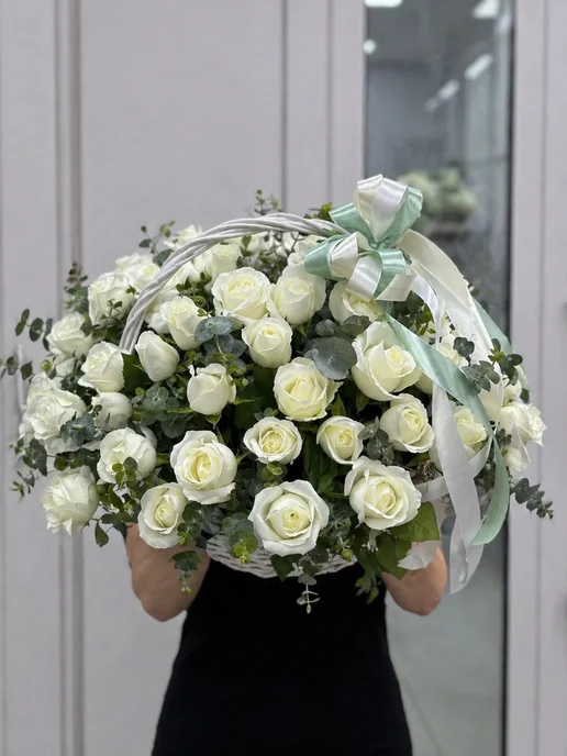 ROZA4U Букет живых цветов 45 белых роз корзине с эвкалиптом, белый, фото 3