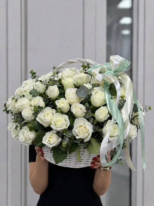 ROZA4U Букет живых цветов 45 белых роз корзине с эвкалиптом, белый, фото 4